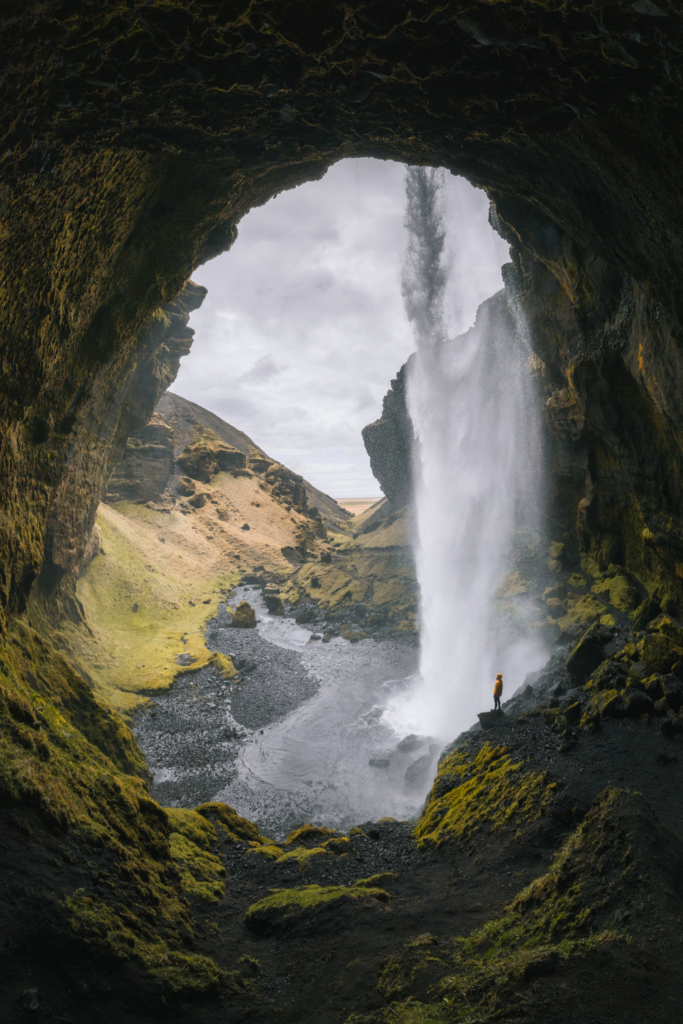 Panorama de la cascade Kvernufoss en Islande, depuis l'intérieur de la grotte