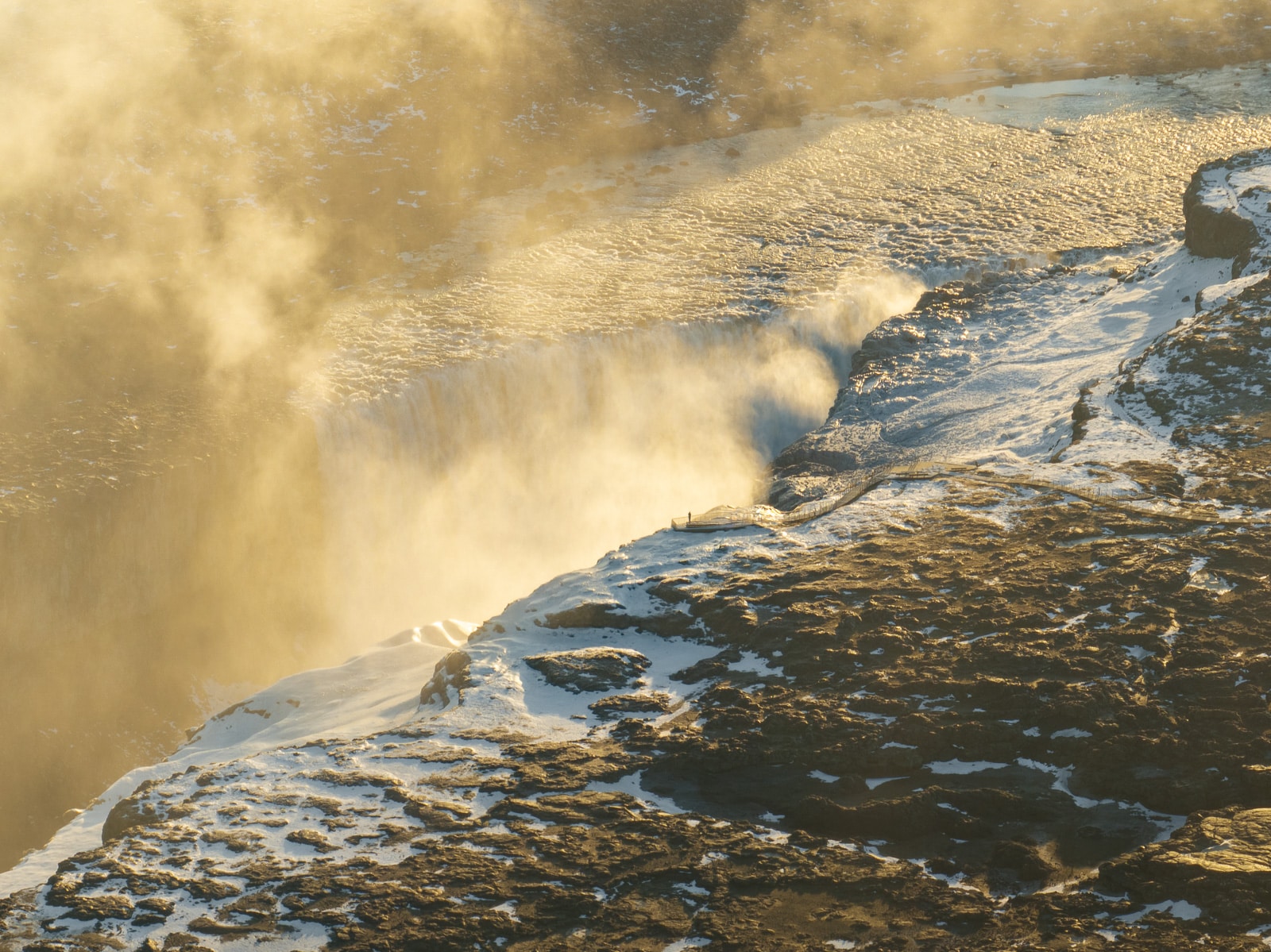 Cascade islandaise au coucher de soleil en hiver