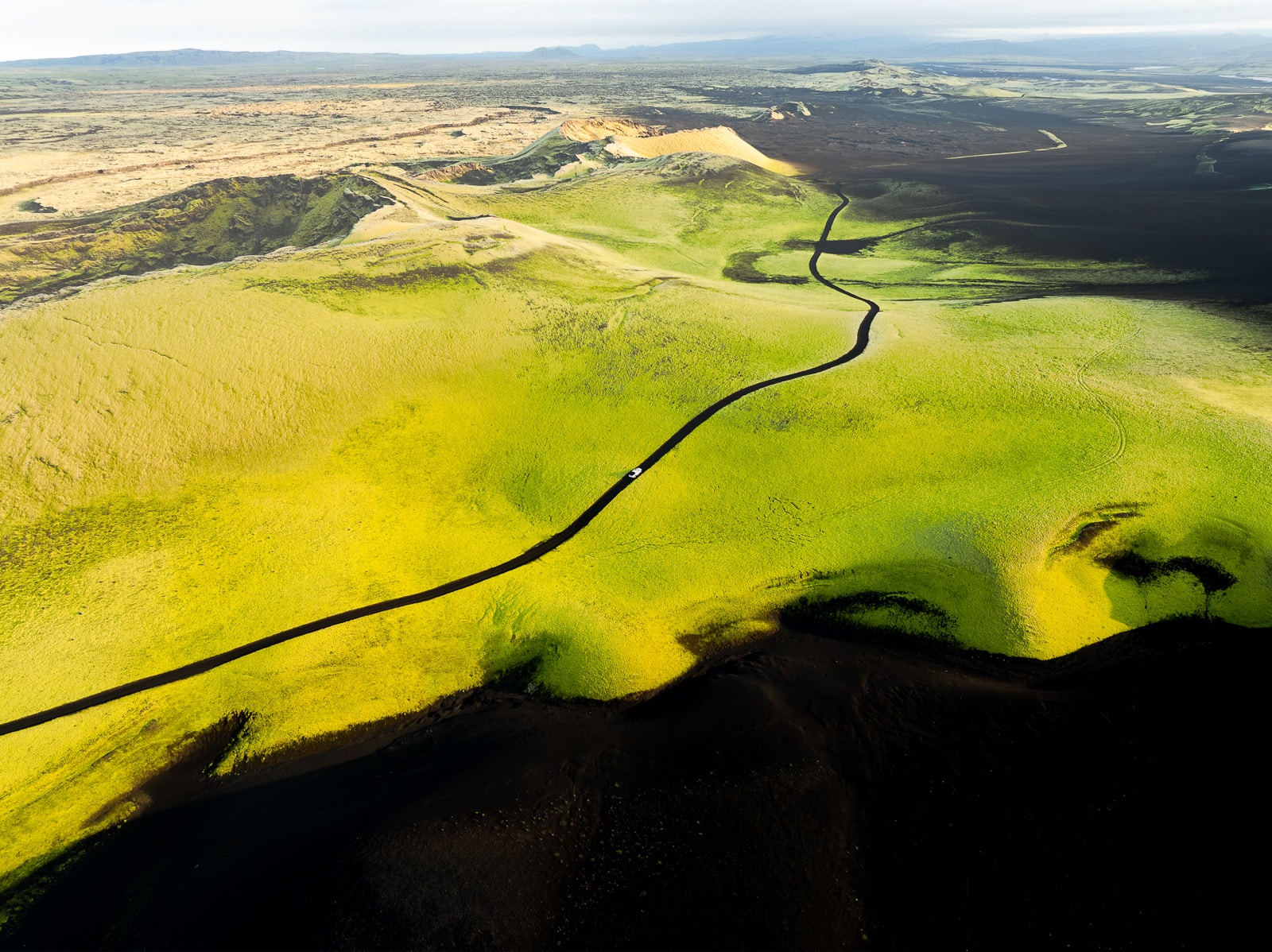 Vue aérienne d'une route F dans les Hautes-Terres d'Islande