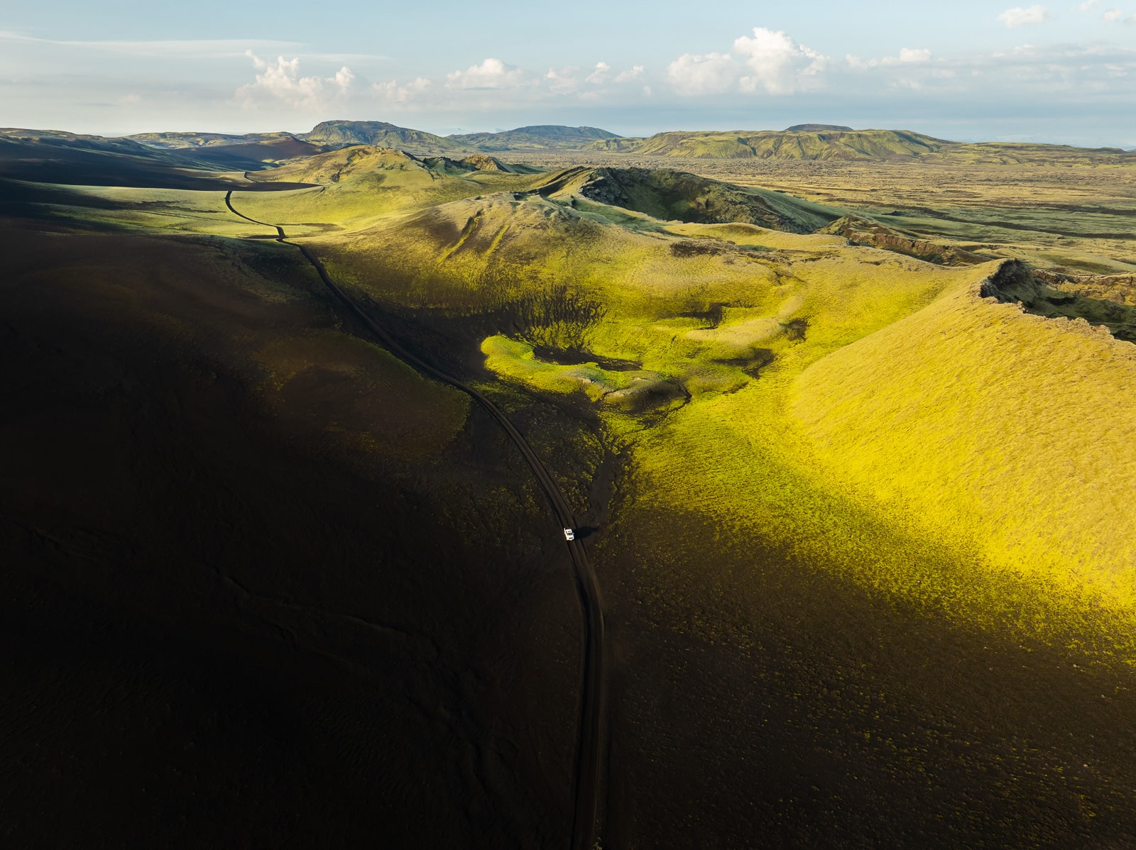 Vue aérienne des cratères dans les Hautes-Terres d'Islande