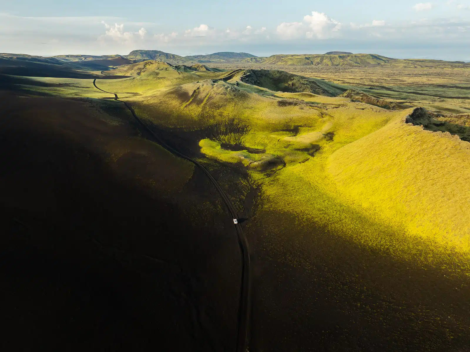 Vue aérienne des cratères dans les Hautes-Terres d'Islande