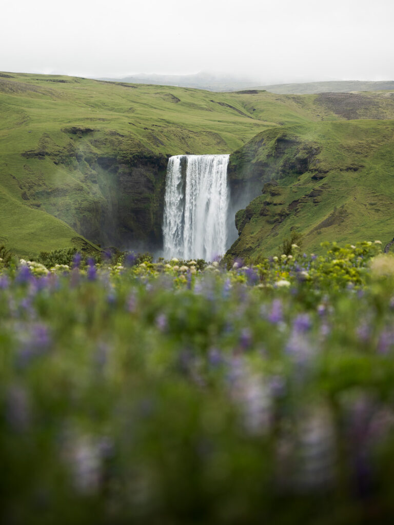 Cascade dans le sud de l'Islande pendant le soleil de minuit