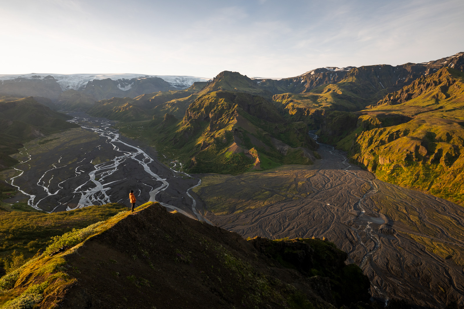 Femme regardant un paysage islandais grâce à la carte interactive Islande