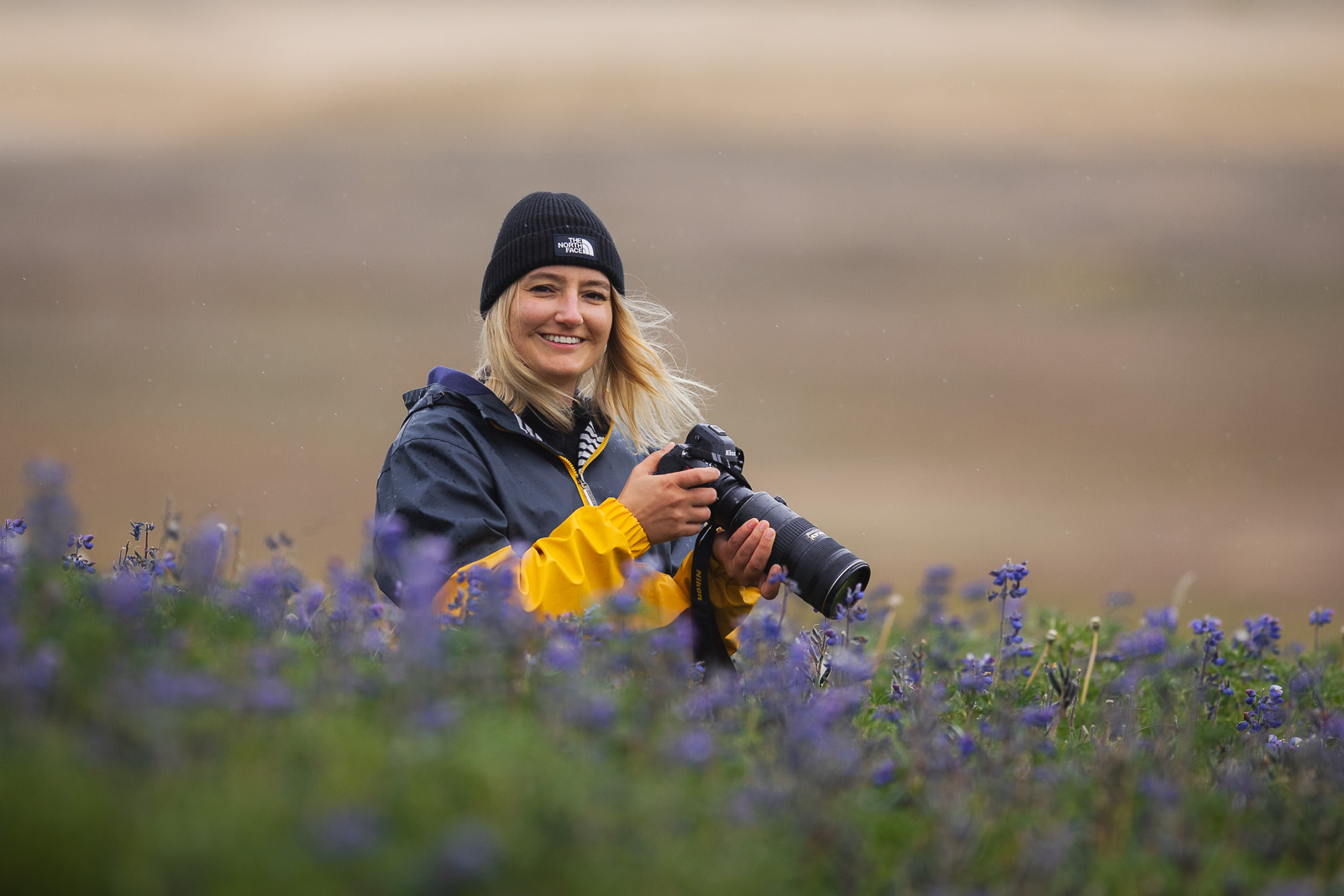 Photographe de paysage utilisant son matériel sur le terrain