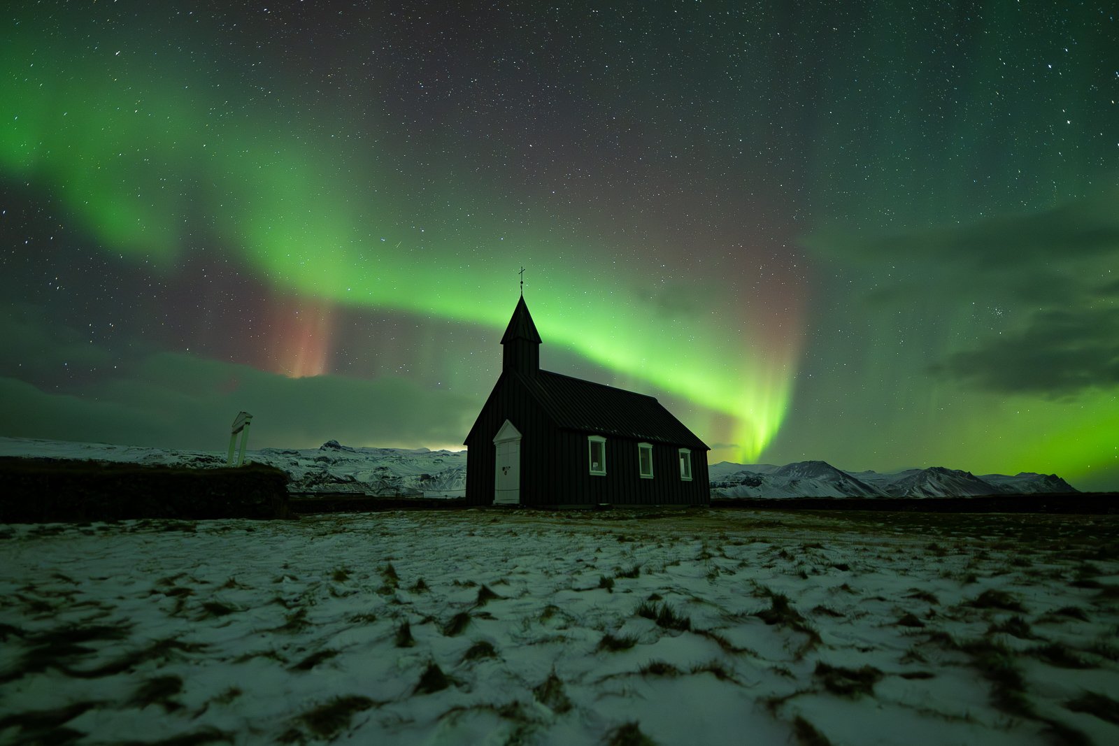 Aurores vertes photographiées en Islande au dessus d'une église noire