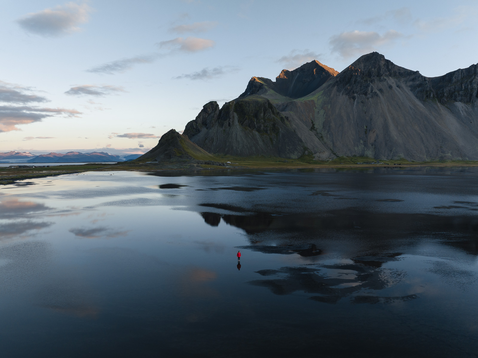 Vue aérienne de Stokksnes en plein été, sans personne sur la plage à part une petite silhouette