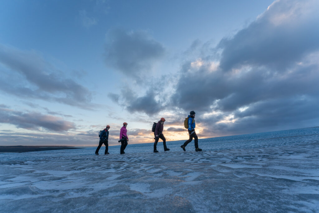 Coucher de soleil sur un glacier en Islande pendant une sortie guidée
