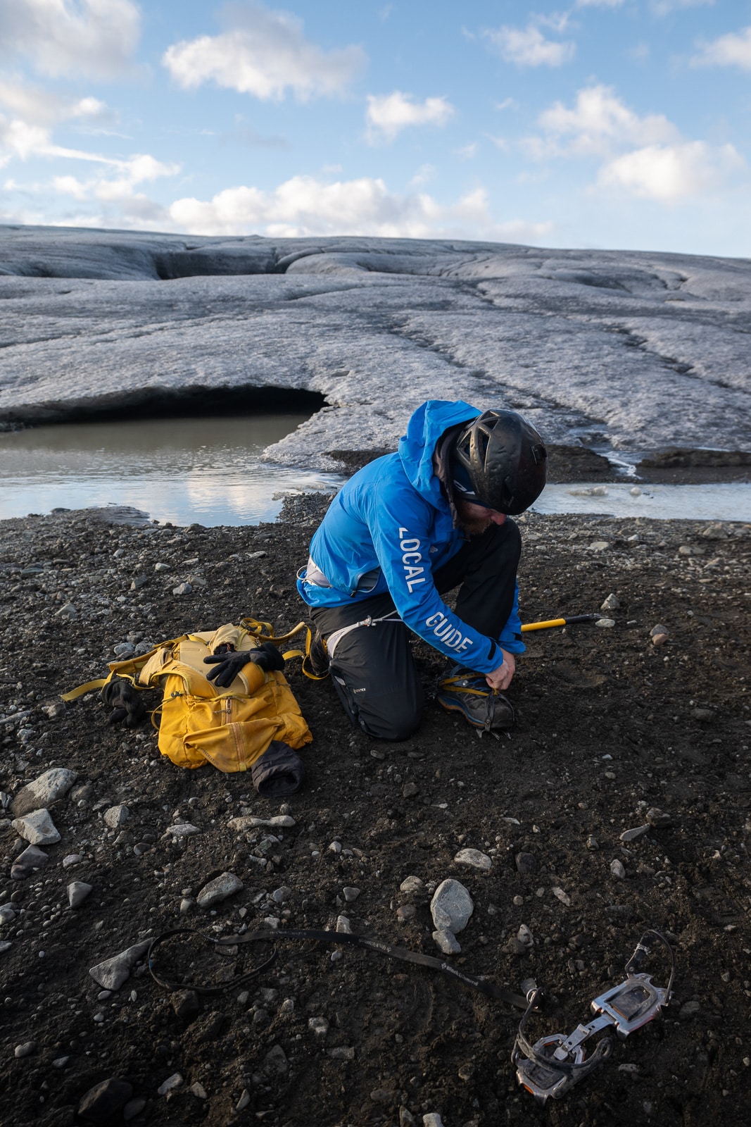 Mise en place des crampons avant de marcher sur un glacier en Islande