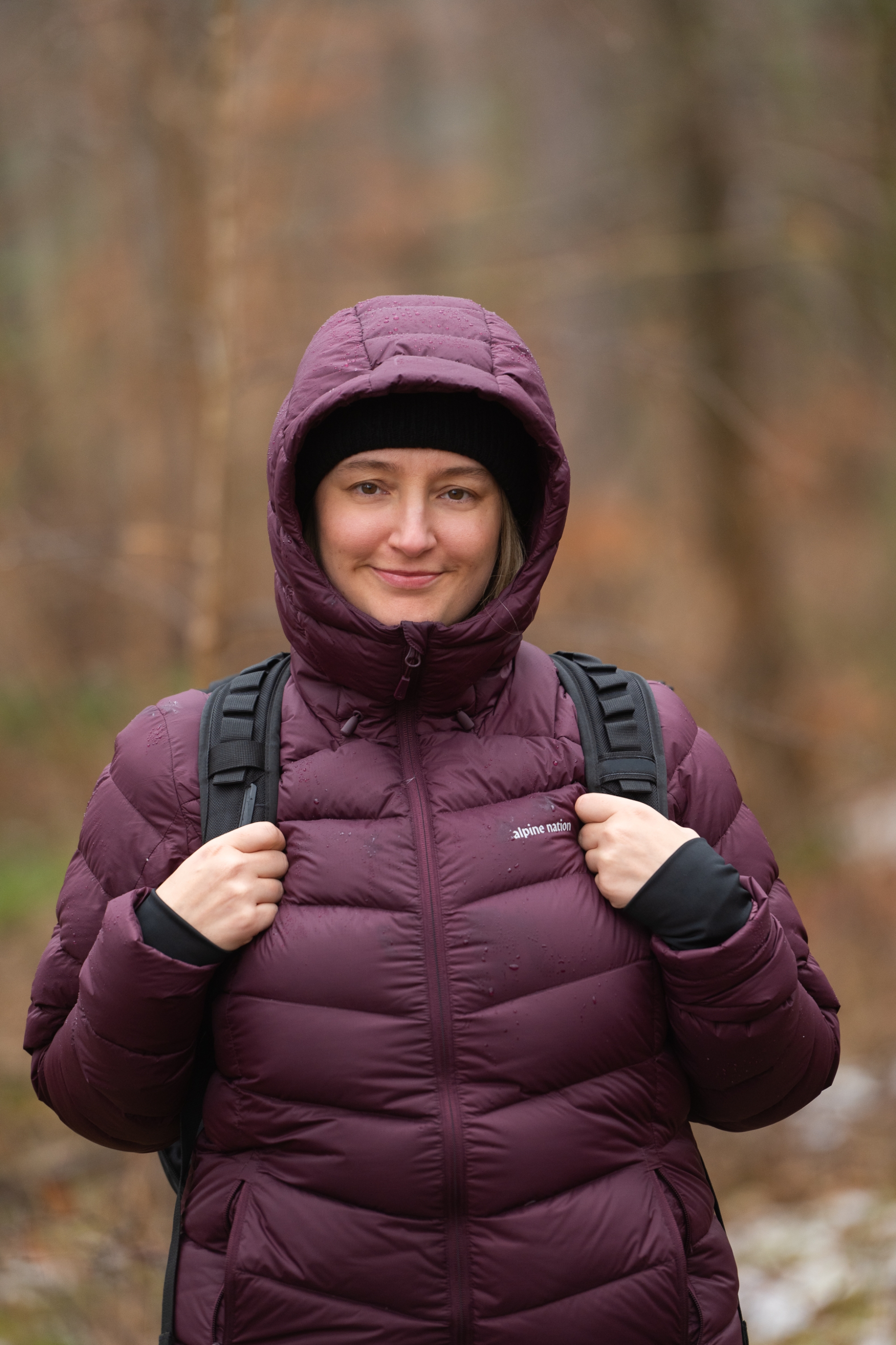 Femme qui porte une doudoune imperméable de Alpine Nation
