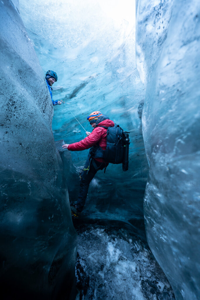 Exploration d’un glacier islandais avec un guide local