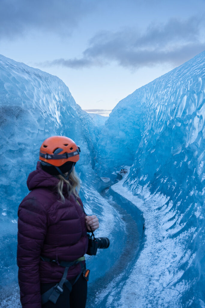 Femme qui explore un glacier en Islande avec un guide local