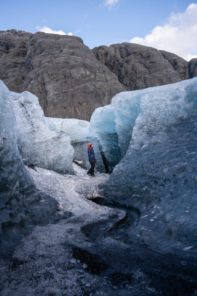 Exploration d'une formation glaciaire en Islande