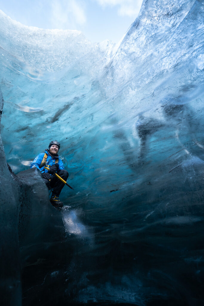 Dan, guide glacier en Islande, expliquant la formation de la glace au groupe