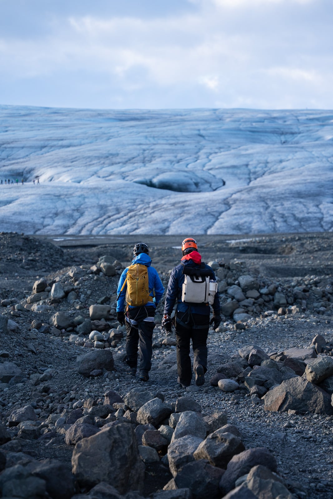 Marche d’approche avant d’atteindre un glacier en Islande