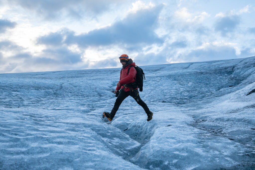 Marcher sur un glacier en Islande accompagné d’un guide