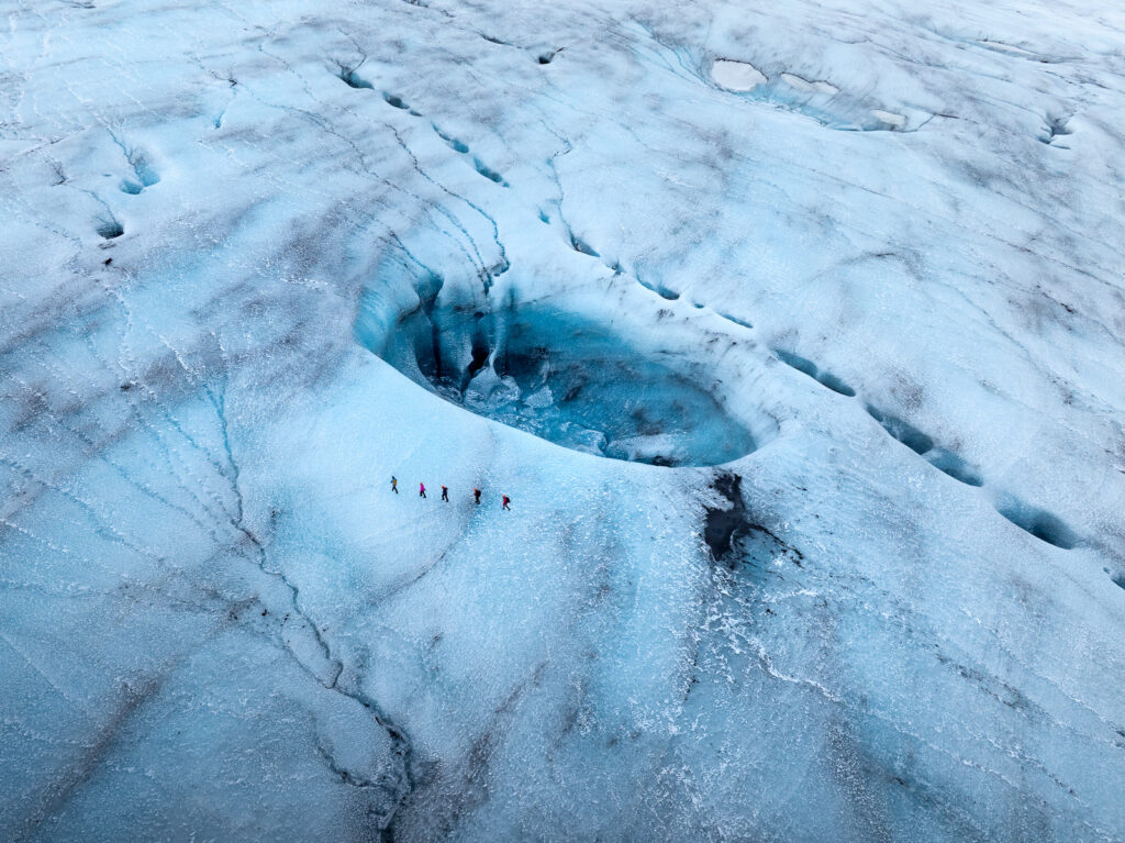 Vue en drone d'un moulin glaciaire observé lors d’une sortie sur un glacier islandais