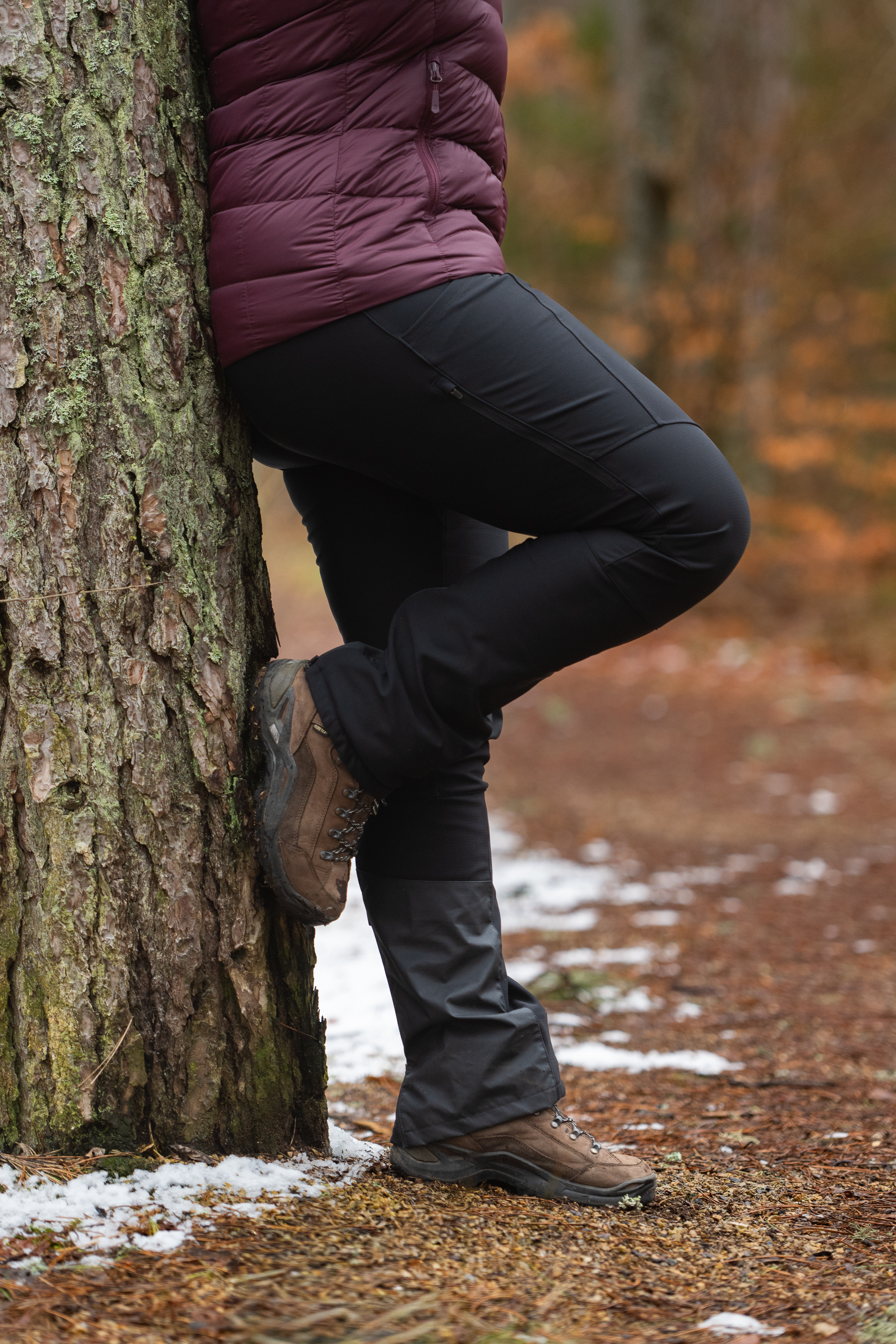 Femme portant un pantalon imperméable en Islande en hiver