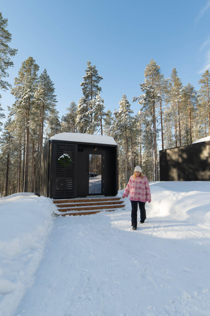 Femme portant un pull en laine pour conserver la chaleur corporelle