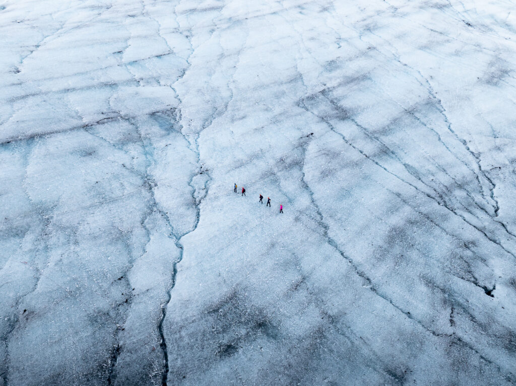 Vue en drone d'un glacier islandais en hiver lors d’une sortie guidée