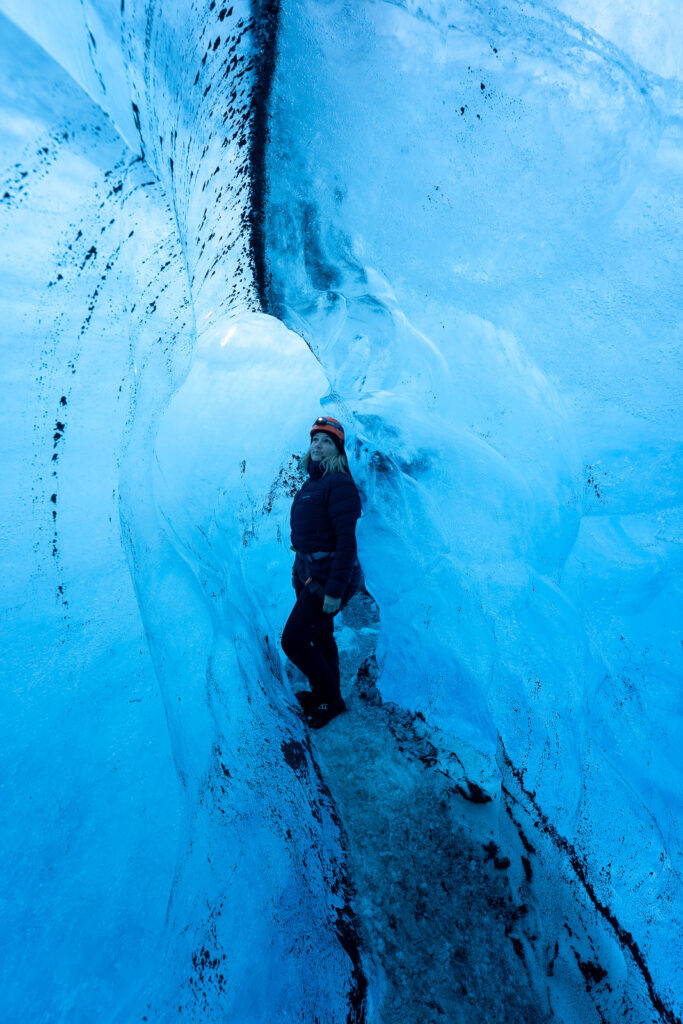 Tunnel de glace naturel formé dans un glacier en Islande