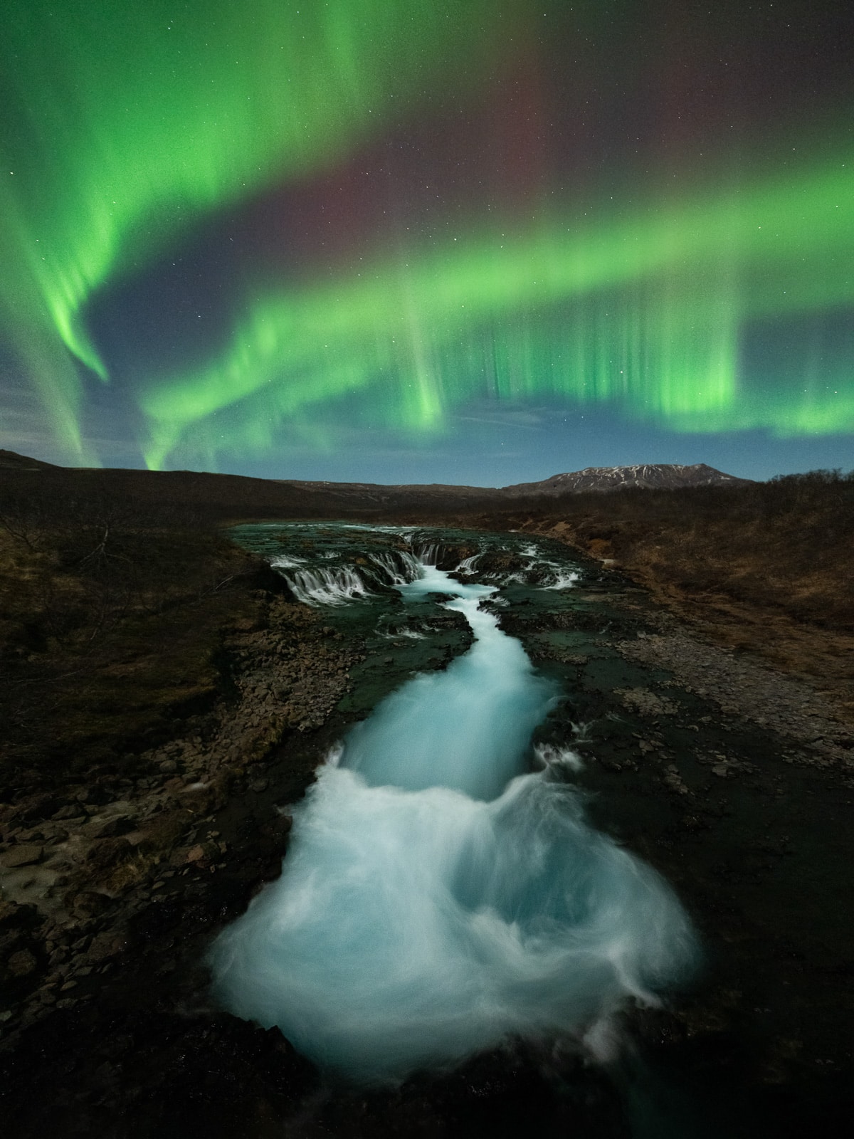 Cascade de Bruarfoss sous les aurores en février en Islande