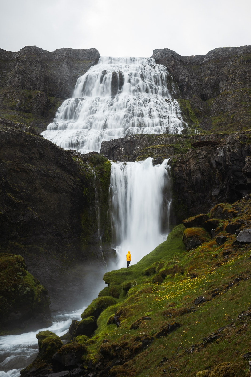 Vue entière de la cascade de Dynjandi en Islande
