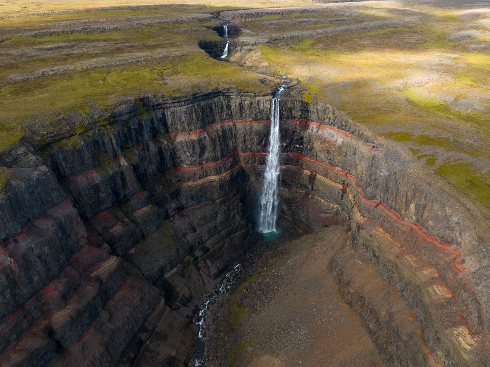 Cascade islandaise nommée Hengifoss vue en drone