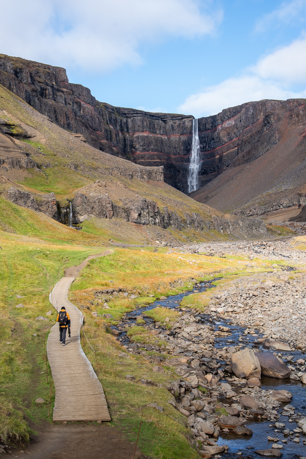 Vue de la randonnée pour accéder à la cascade islandaise Hengifoss