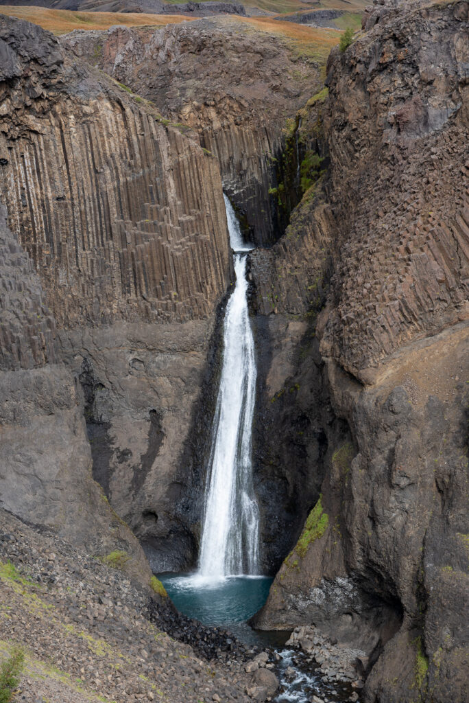 La cascade Litlanesfoss est sur le chemin pour accéder à Hengifoss
