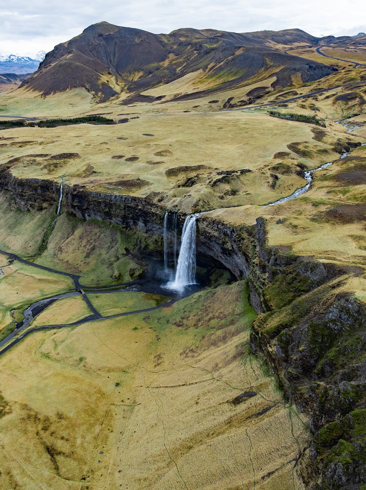 Cascade islandaise vue en drone
