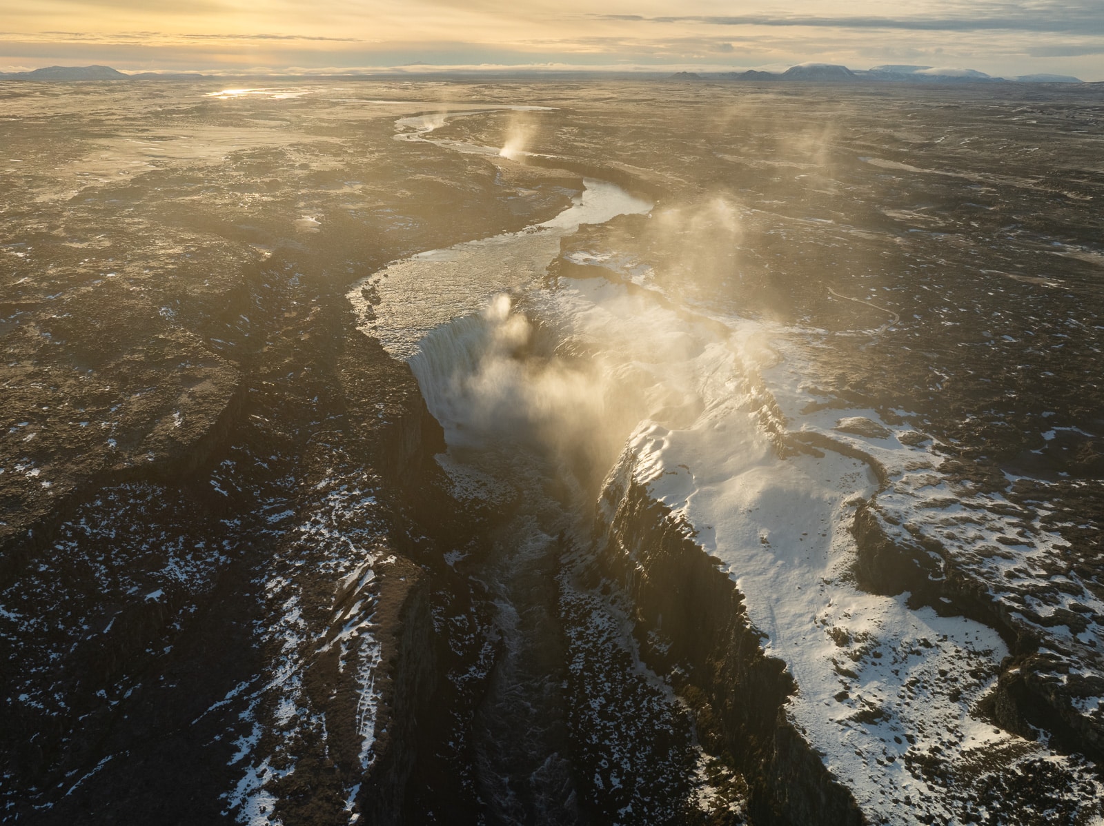 Vue aérienne de la cascade islandaise Dettifoss en hiver au coucher du soleil