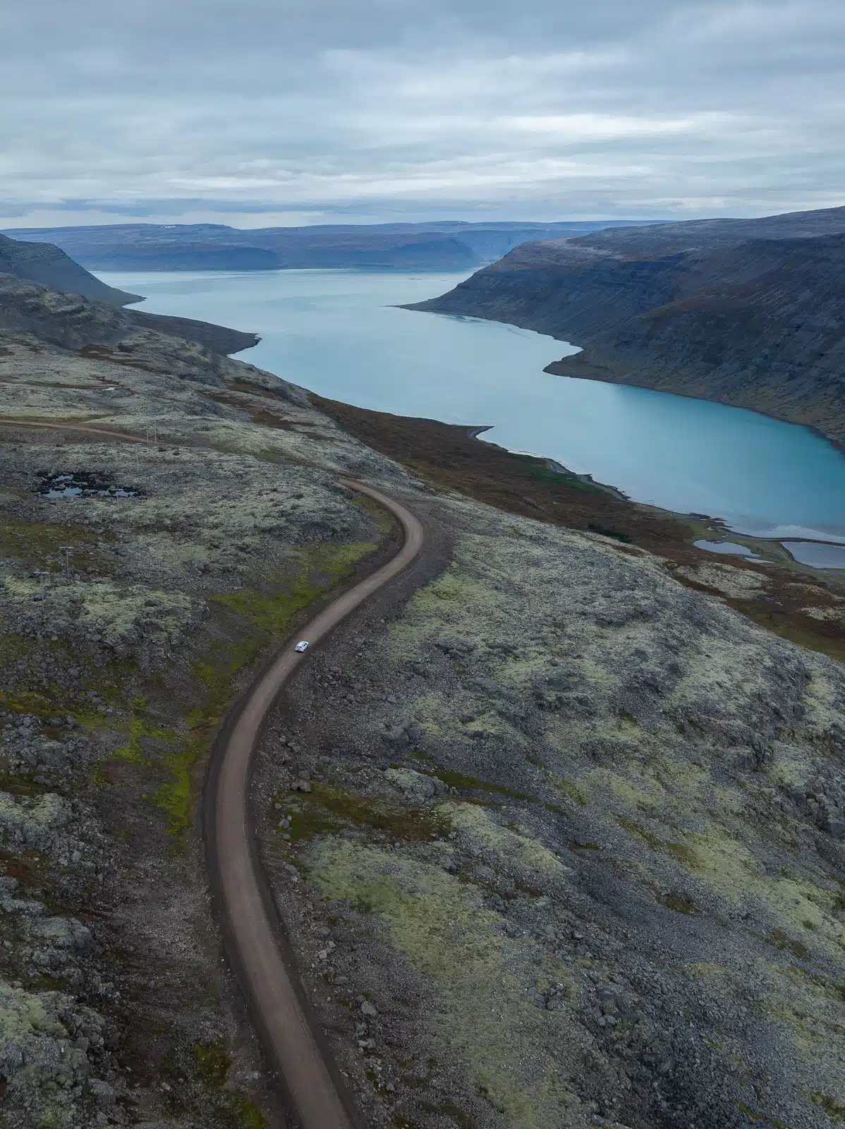 Vue aérienne de la route menant à la cascade Dynjandi en Islande