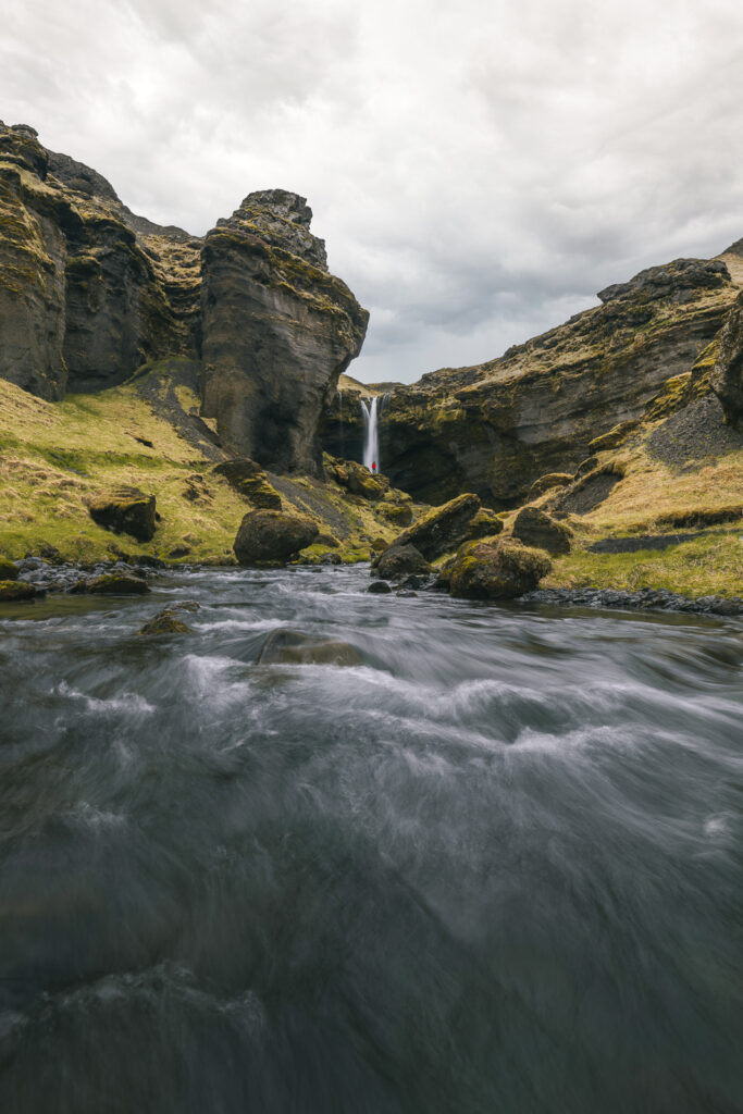 La cascade de Kvernufoss capturée au grand angle avec au premier plan une rivière