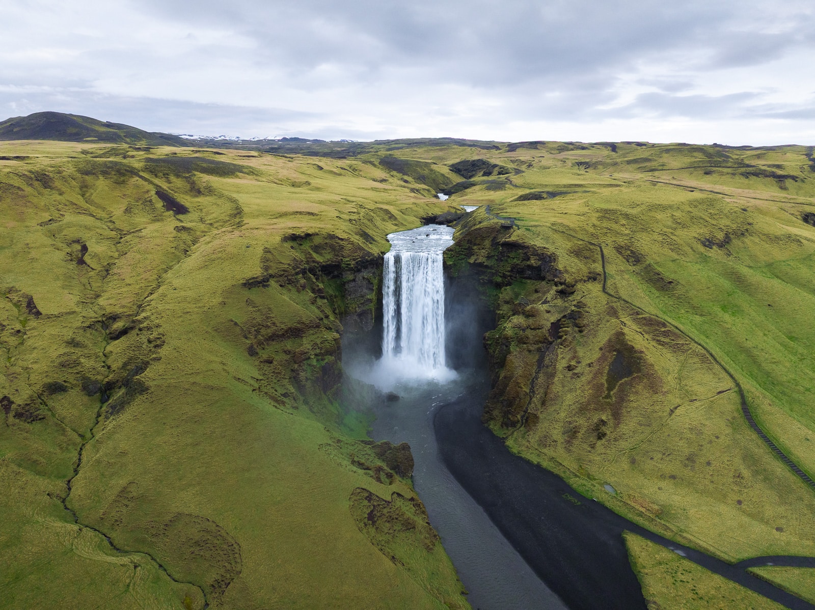 Vue aérienne de la célèbre cascade Skogafoss en Islande