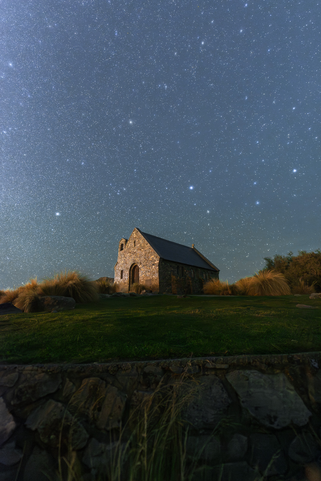 Photographie du ciel étoilé en Nouvelle-Zélande au-dessus d'une église