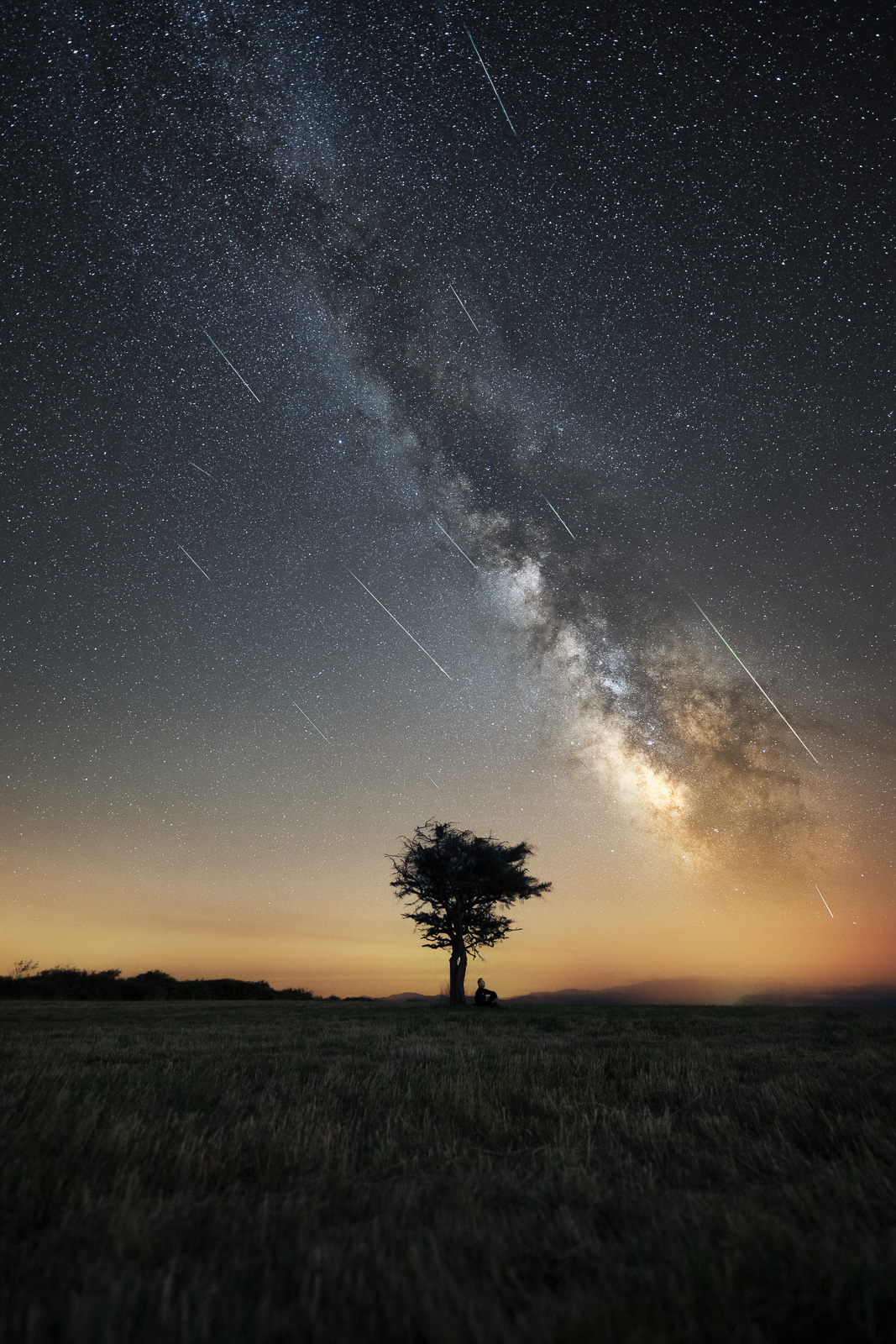 Voie lactée photographiée derrière sur le Causse en Lozère avec la pluie de météorites des Capricornides