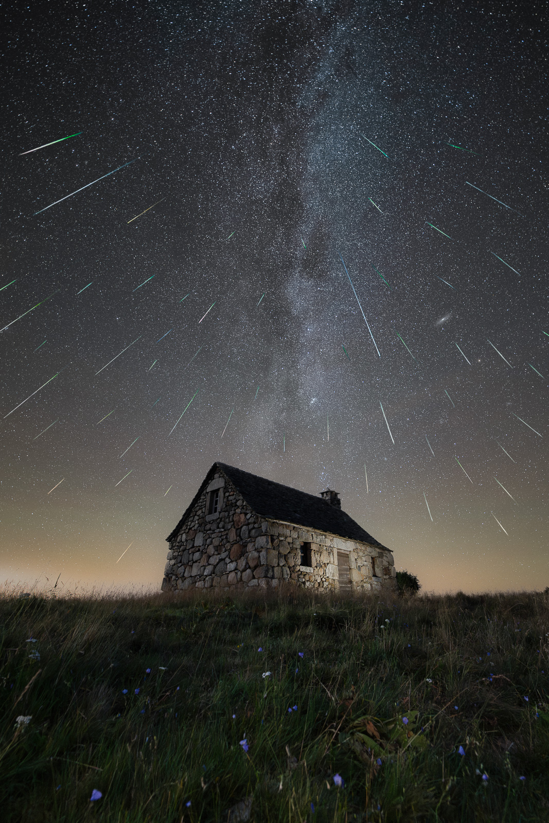 Queue de la Voie lactée photographiée au-dessus d'un buron en Lozère avec la pluie de météorites des Perséides