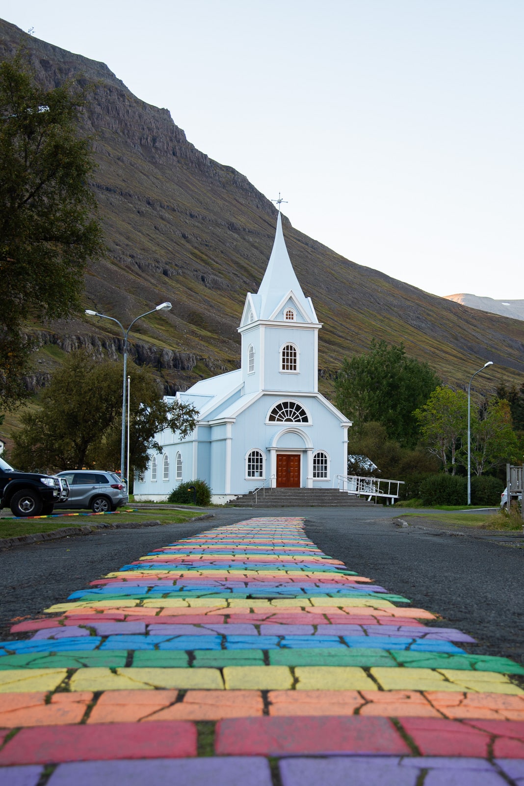 L'église de Seyðisfjörður dans les Fjords de l'Est, avec son arc-en-ciel typique au premier plan