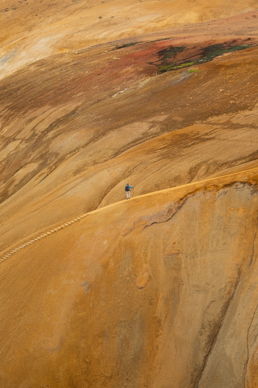Femme marchant sur un sentier de randonnée  Kerlingarfjöll dans les Hautes-Terres en Islande