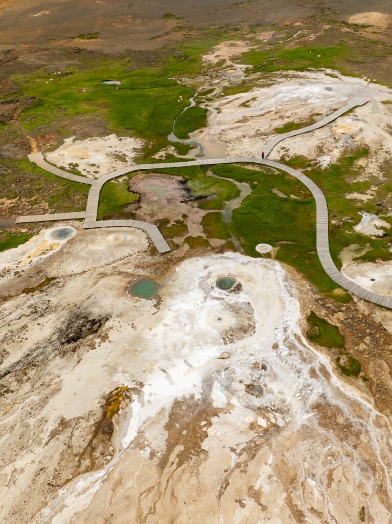 Vue aérienne d'ensemble de la zone géothermique de Hveravellir dans les Hautes-Terres en Islande