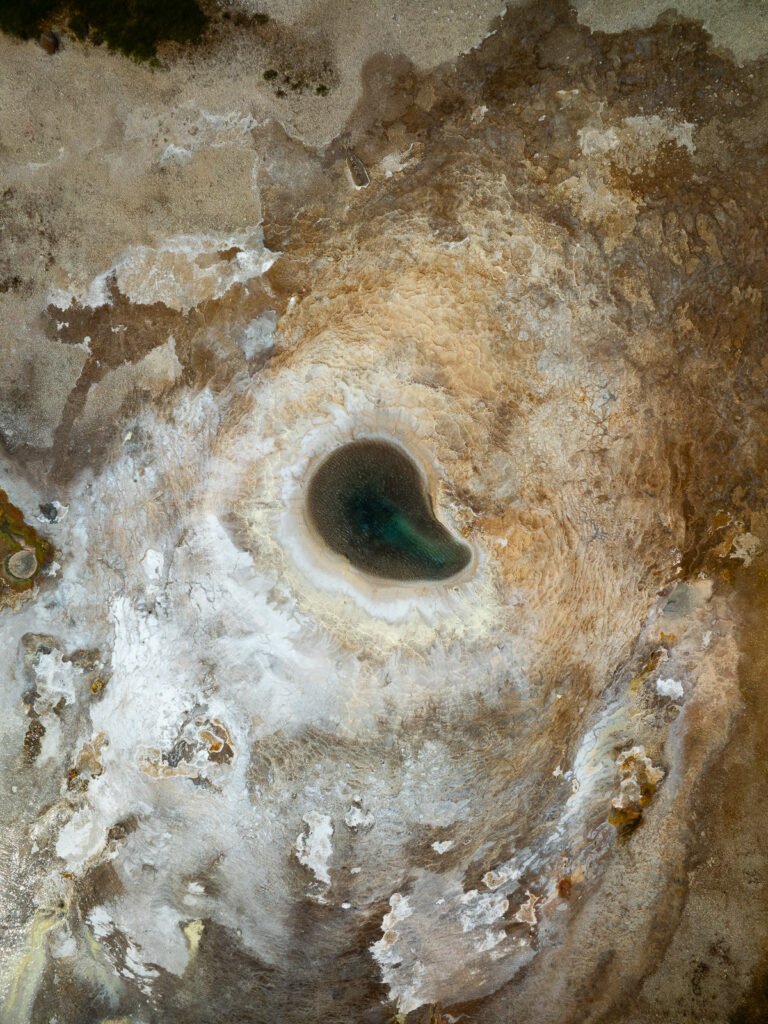 Vue aérienne d'un geyser inactif à Hveravellir dans les Hautes-Terres en Islande