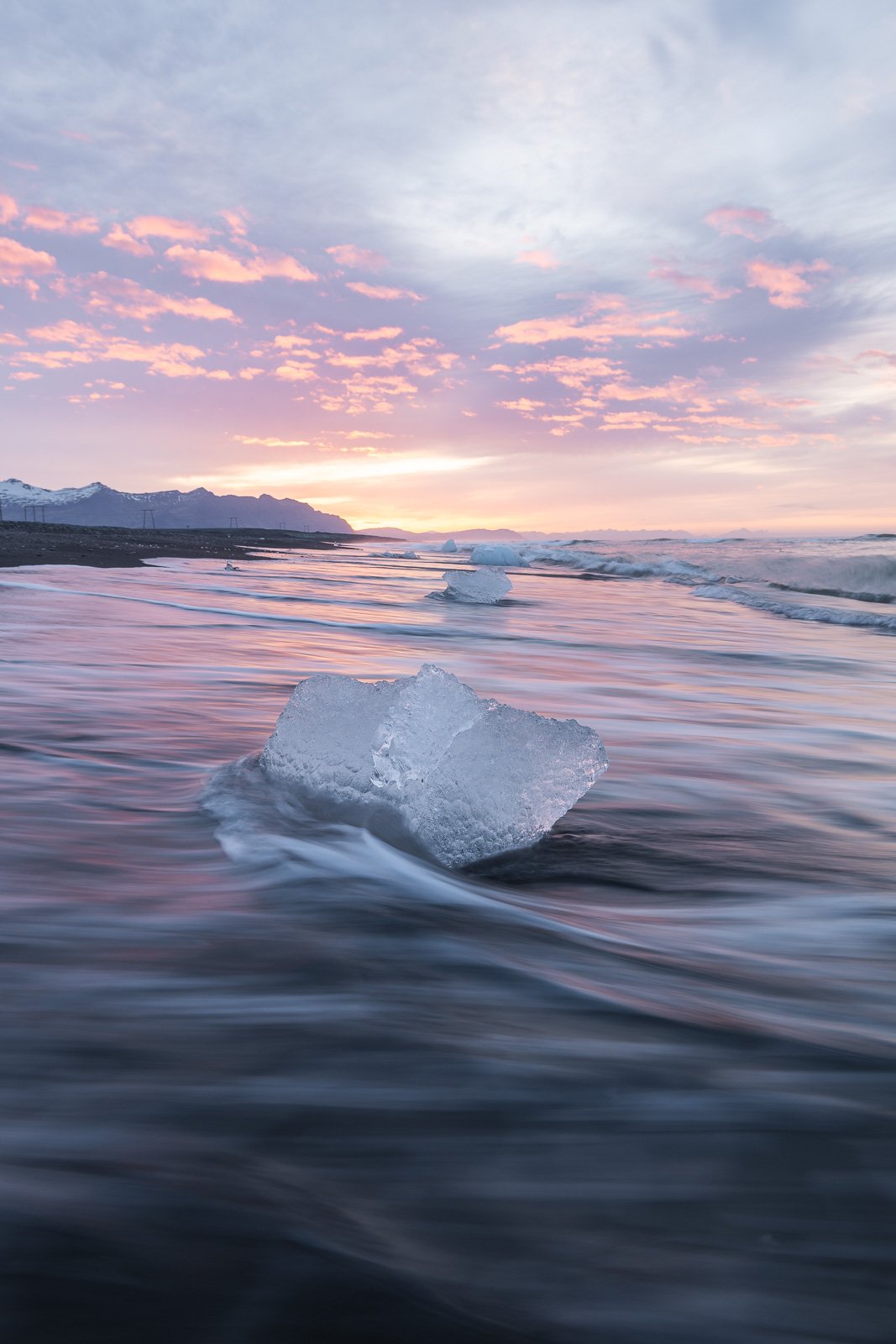 Iceberg photographié en semi-longue exposition sur la plage de Diamond Beach en Islande
