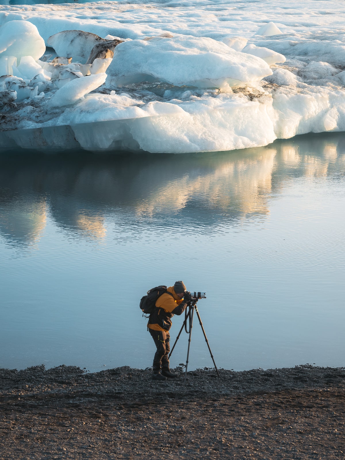 Lagune glaciaire de Jökulsárlón en Islande tôt le matin avec peu de visiteurs, icebergs au lever du soleil