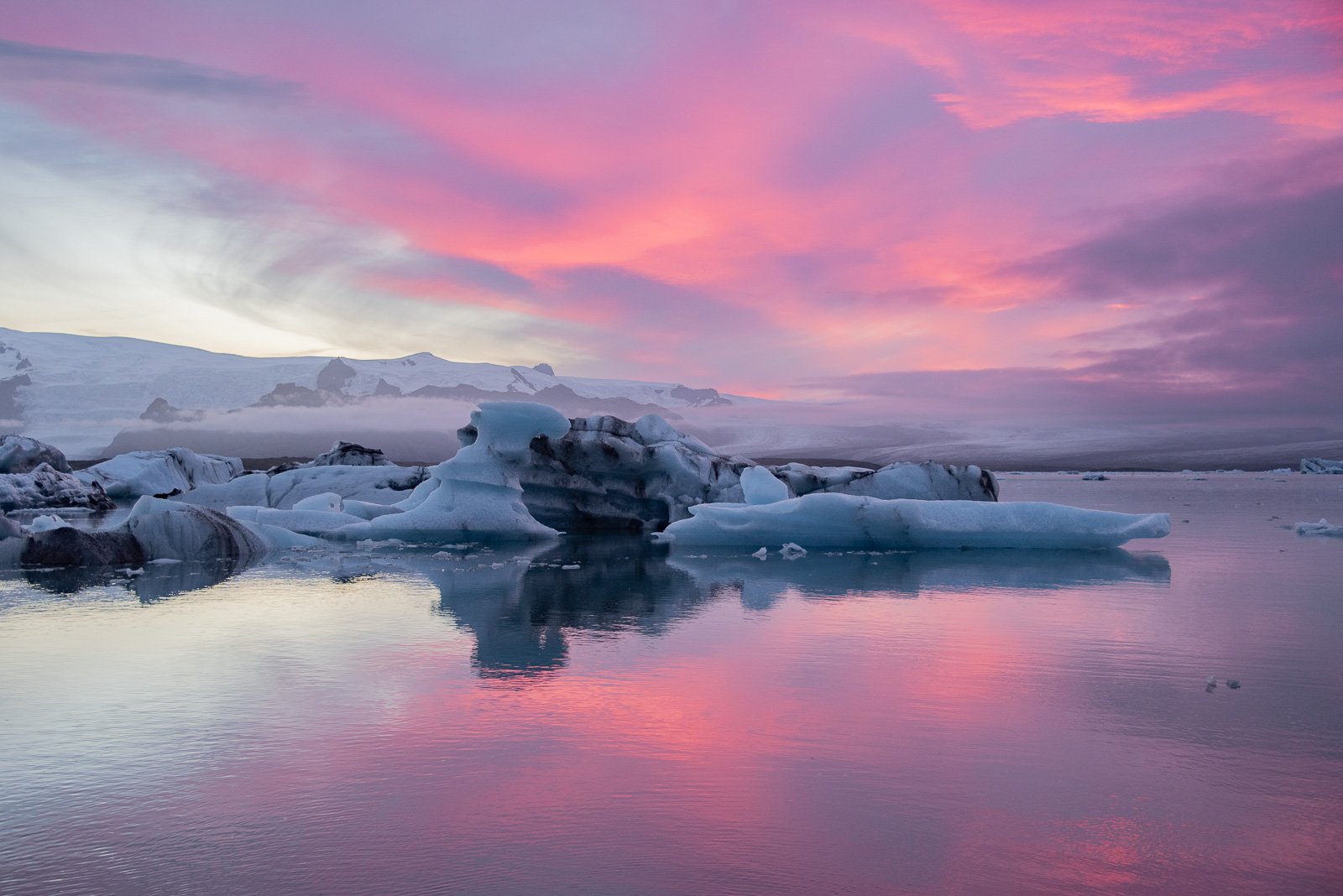 Vue panoramique des icebergs de Jokulsaron au coucher de soleil en Islande