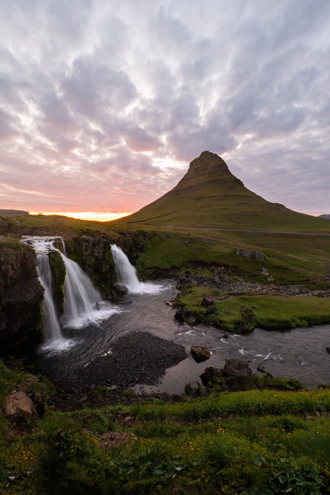 Montagne Kirkjufell sous le soleil de minuit en Islande