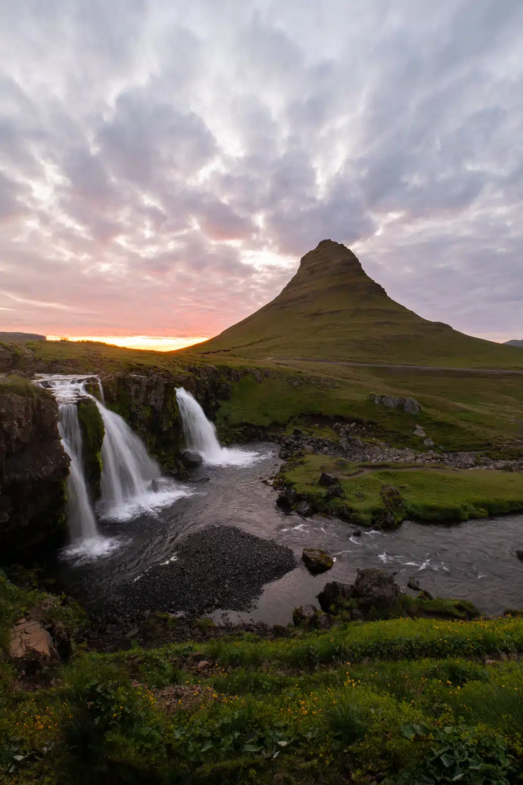 Montagne Kirkjufell sous le soleil de minuit en Islande