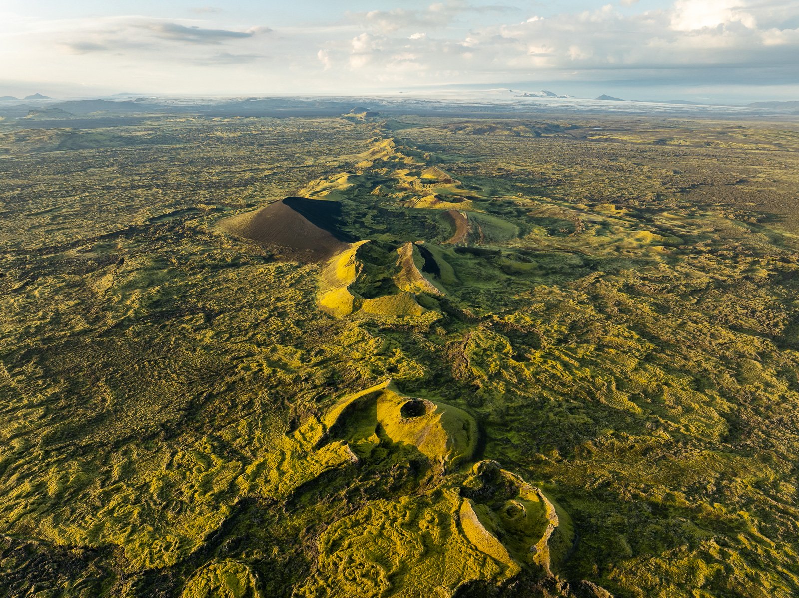 Chaîne de cratères de Lakagígar recouverts de mousse verte dans les Hautes-Terres d'Islande, fissure volcanique du Laki
