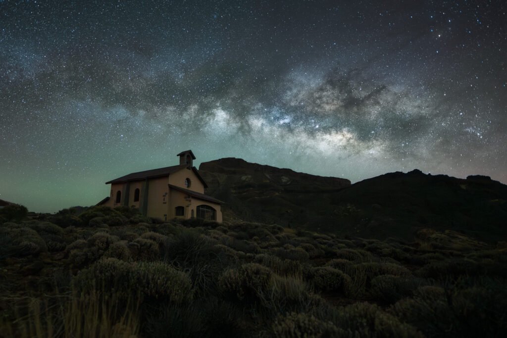 La Voie lactée en début de saison est à l'horizontale dans le ciel