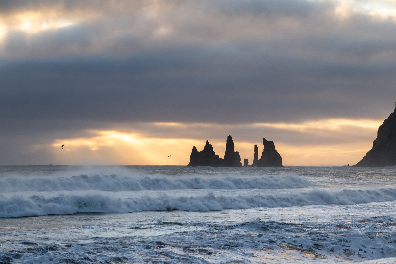 Vue sur les rochers Reynisdrangur depuis la plage de Vikurfjara en Islande