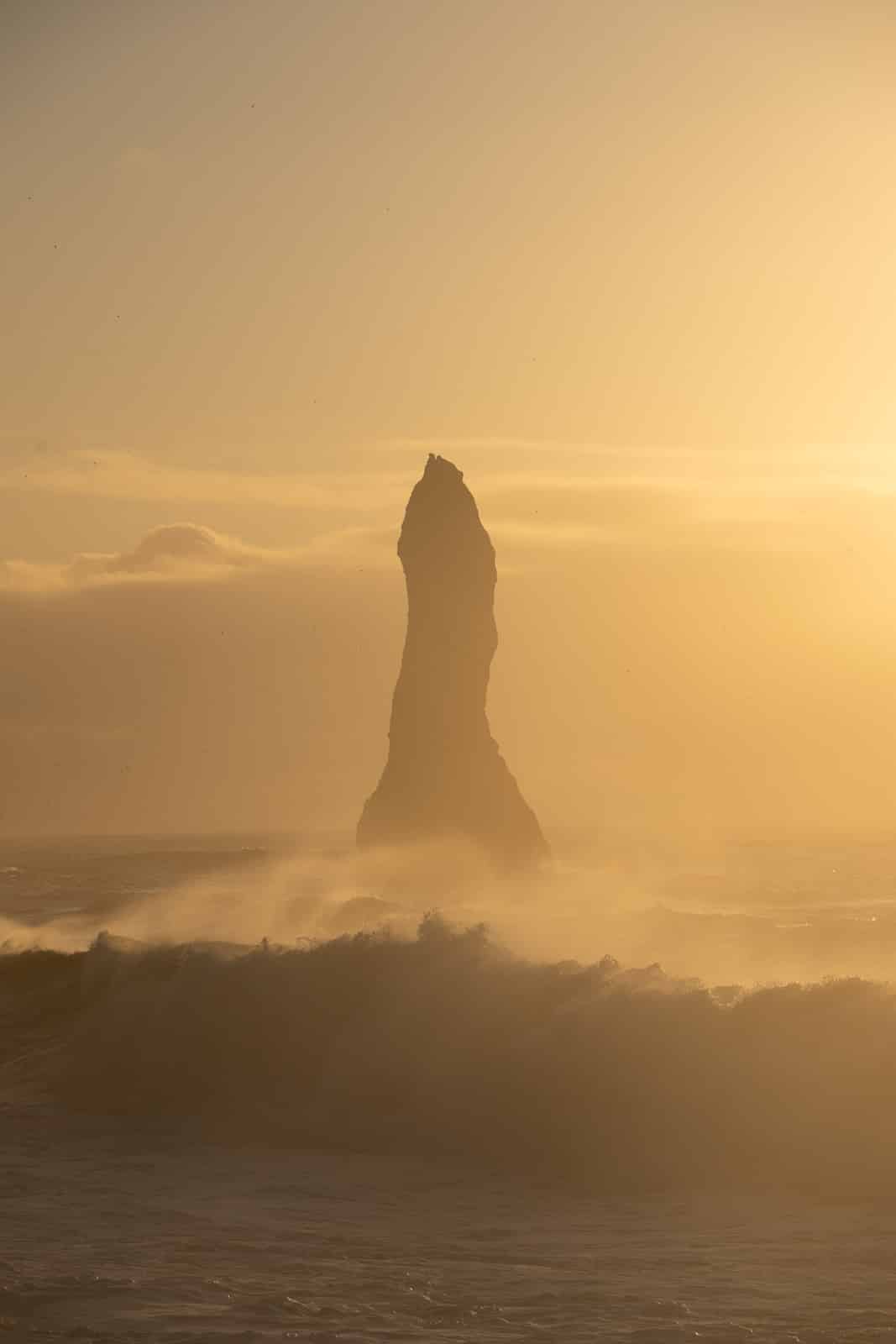 Plage de Reynisfjara en Islande où les vagues se déchaînent